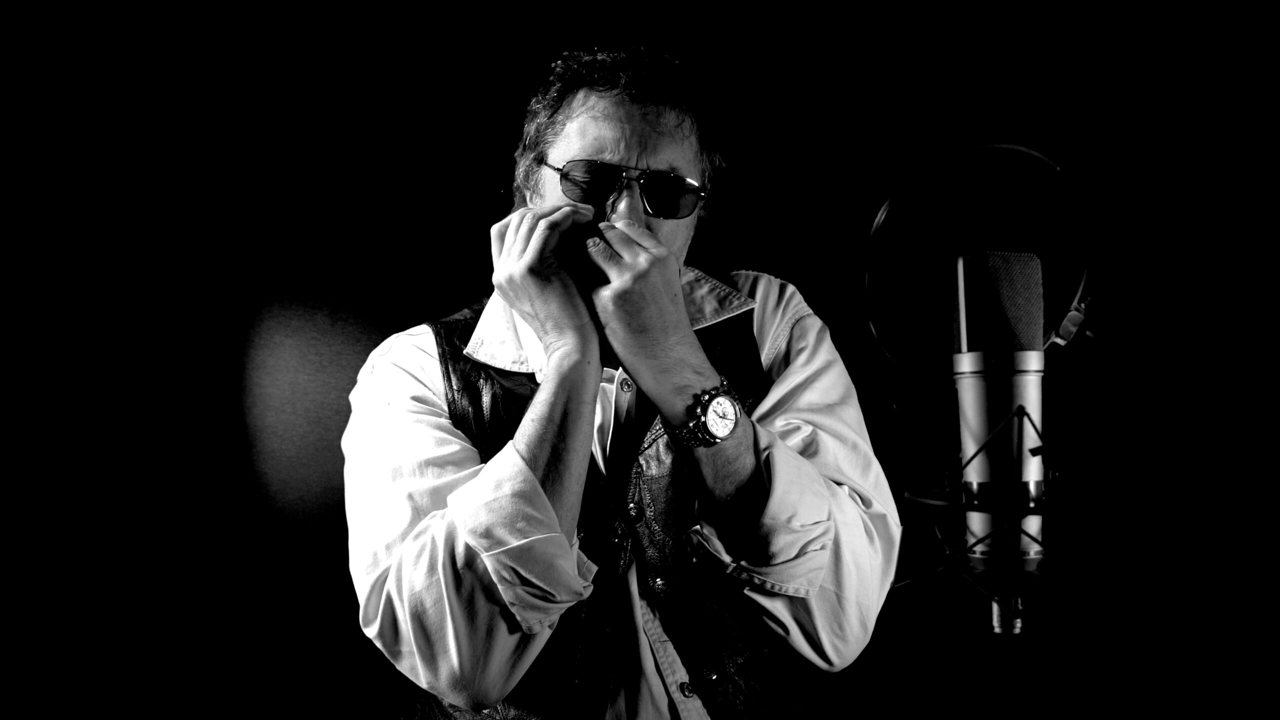Black & white photo of Graham Pike Trio playing on harmonica